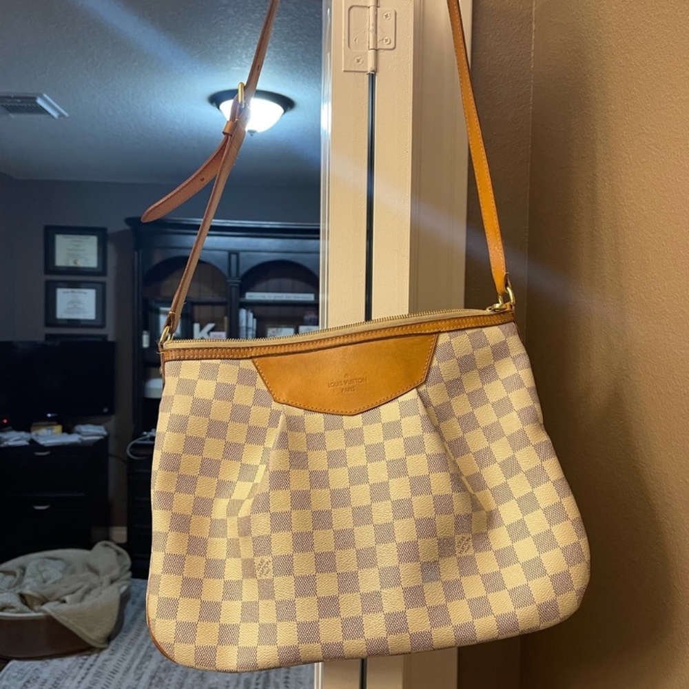 Louis Vuitton Siracusa MM crossbody bag